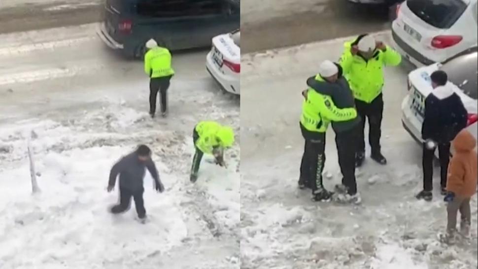 Soğuk havada yürekleri ısıtan görüntü... Trafik polisleri çocuklarla kar topu oynadı