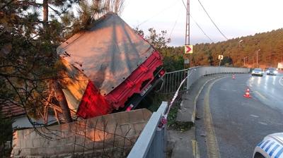 �stanbul'da kamyonet kontrolden ��kt�: Faciay� son anda a�a�lar �nledi