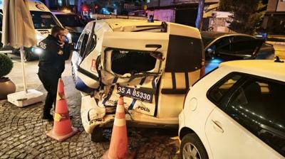 �zmir'de otomobilin polis arac�na �arpt��� anlar kamerada