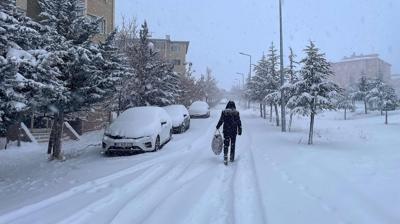 Kar ya���� kenti etkisi alt�na ald�: 600'e yak�n yol kapand�, u�ak seferleri iptal edildi