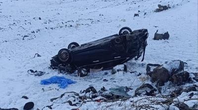 Otomobil �arampole devrildi: 4 ki�i yaraland�