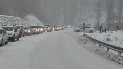 Uluda�'da d�n�� �ilesi: Binlerce tatilci yolda mahsur kald�