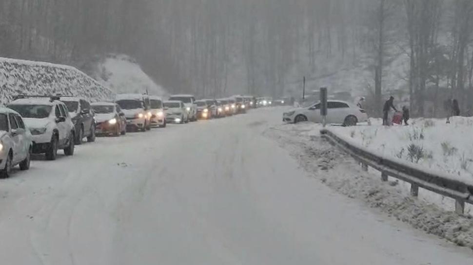 Uludağ'da dönüş çilesi: Binlerce tatilci yolda mahsur kaldı