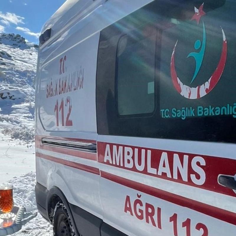 A�r�'da zorlu yolculuk: Karla kapanan yollar a��ld�, hastalar kurtar�ld�