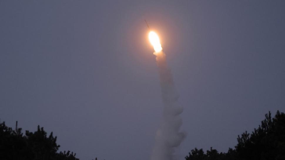 B�lge'de tansiyonu y�kseltecek hamle! Uzun menzilli f�zeler denize f�rlat�ld�