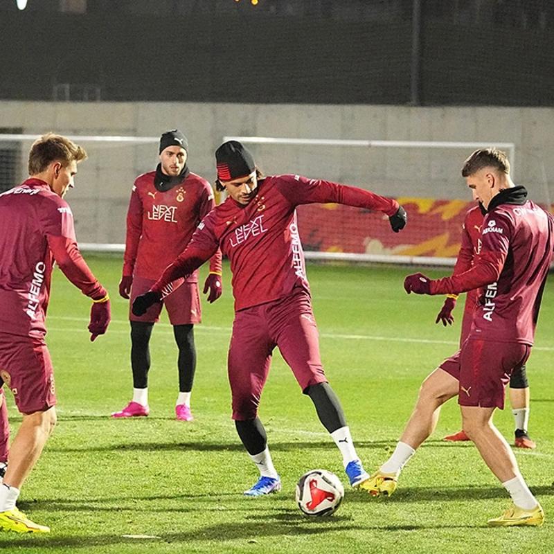 Eren Elmal� tak�ma d�nd�! Galatasaray derbi mesaisinde