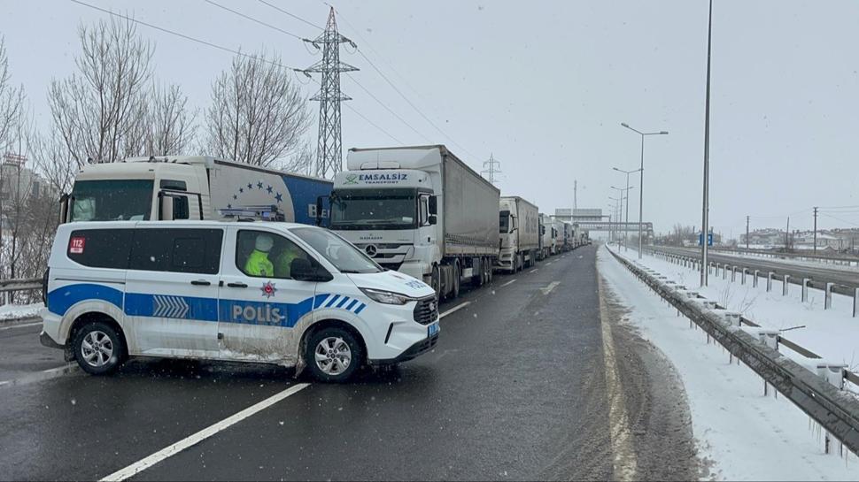 Kar yağışı hayatı olumsuz etkiledi! D-100 kara yolunun Çankırı bölümünde geçişlere izin verilmiyor