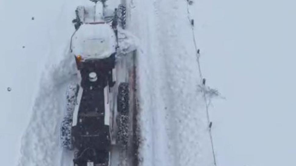 Karla kaplı köyde mahsur kalan hastalara UMKE yetişti