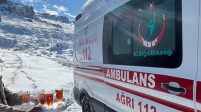 A�r�'da zorlu yolculuk: Karla kapanan yollar a��ld�, hastalar kurtar�ld�