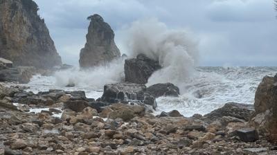 Dalgalar metrelerce y�kseldi: Ta�lar yerinden oynad�