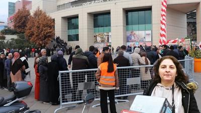 Geceden sabaha kadar indirim sırasına girdiler! Bin lira için 9 saat beklediler