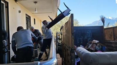 Vatanda�lar kokudan �ikayet etti: Evden kamyon kamyon ��p ��kt�