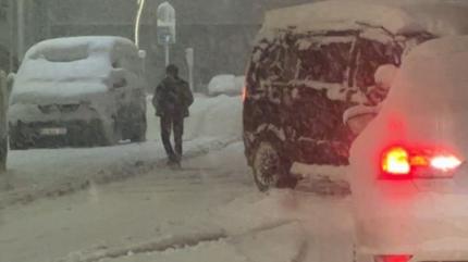 Bolu'da kar kal�nl��� 30 santimetreyi a�t�: Ara�lar yolda kald�