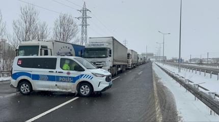 Kar ya���� hayat� olumsuz etkiledi! D-100 kara yolunun �ank�r� b�l�m�nde ge�i�lere izin verilmiyor