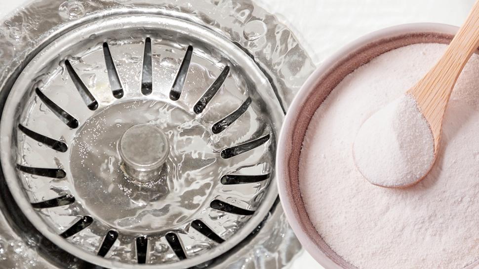 Banyo giderindeki kötü kokuyu anında yok ediyor: 1 kaşık dökmek yetiyor, ferahlığı haftalarca kalıyor