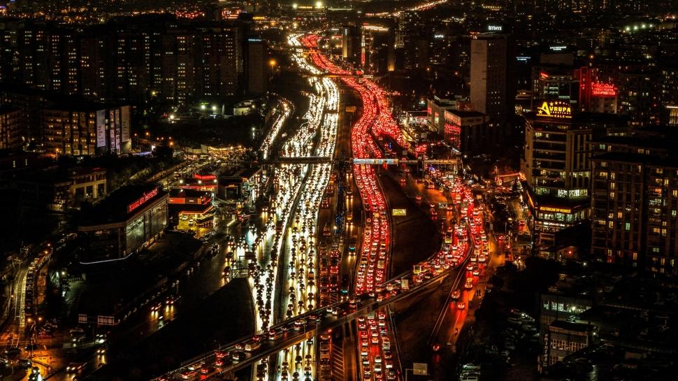 İstanbul'da akşam çilesi... Trafik durma noktasına geldi