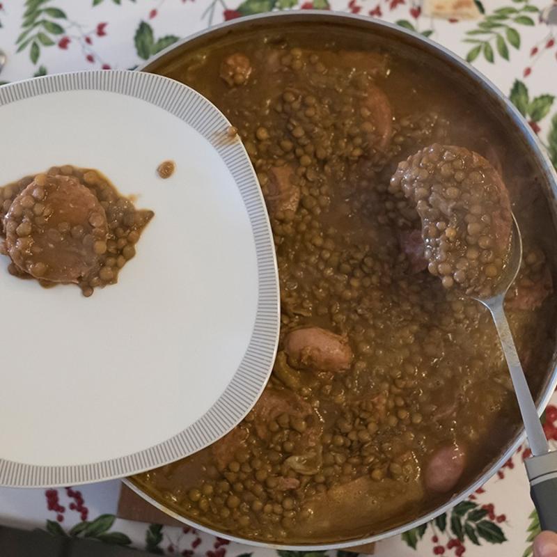 �talyanlar�n y�lba�� gelene�i �ok konu�uldu! Yeni y�la girerken �z�m de�il mercimek yiyin