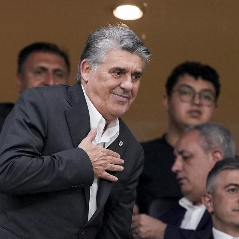 Serdal Adal�'dan, BJK-Kabata� Vakf� Okullar�'na ziyaret