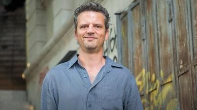 Y�netmene silahl� sald�r�! Kurye k�yafetliyle kap�ya dayand�