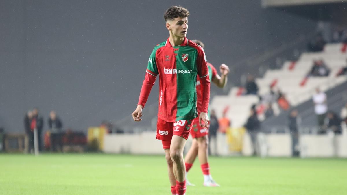  Adem Ye�ilyurt Kar��yaka milli tak�m foto�raflar� resimleri