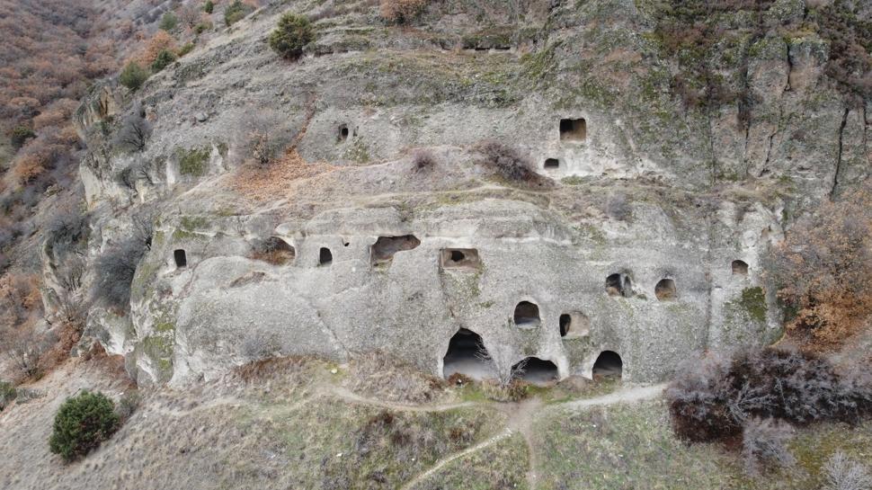 Yol üstünde binlerce yıllık miras: İndağı Kaya Mezarları