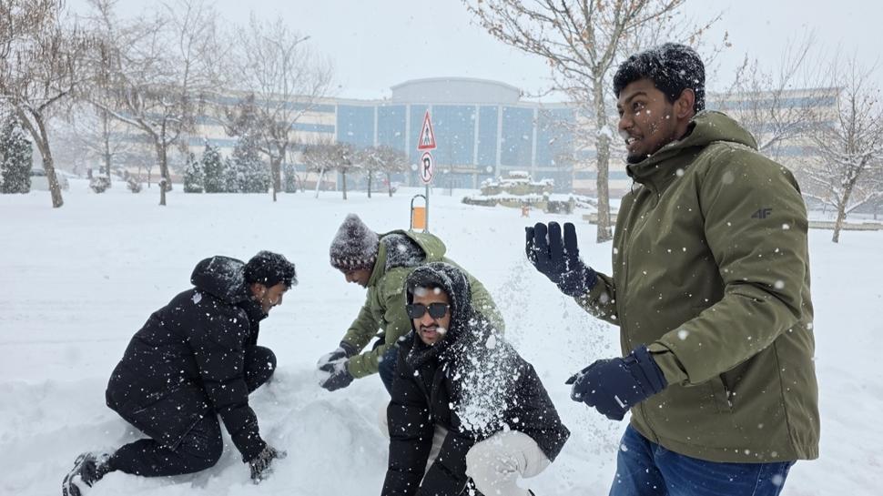 Afrikalı öğrenciler karla ilk kez Bingöl'de tanıştı!