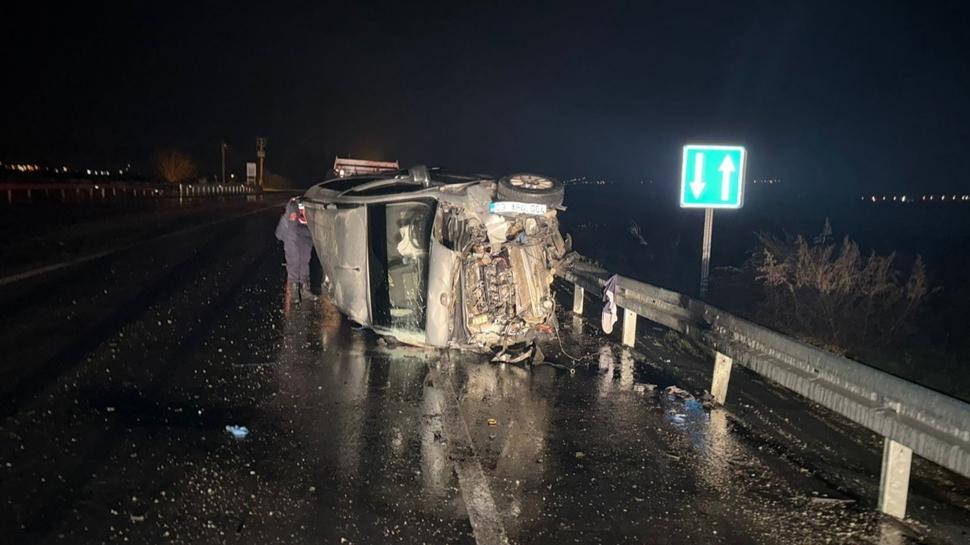 Aydın'da seyir halindeki araç devrildi: 3 kişi yaralandı