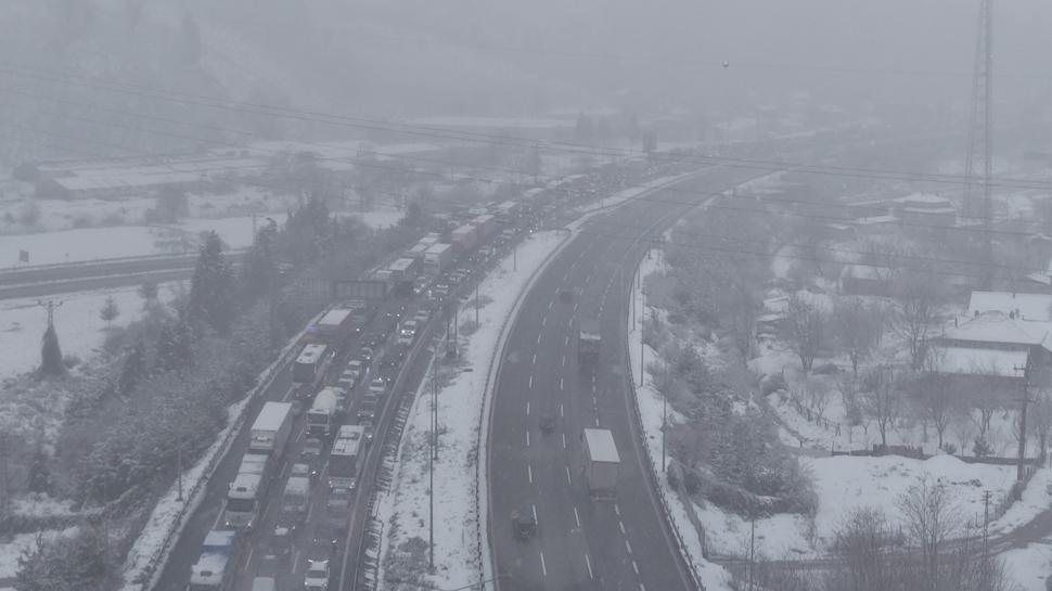 Bolu Dağı geçişinde kar yoğunluğu... Araç kuyruğu uzadı