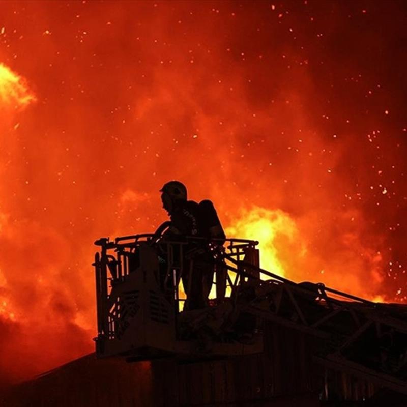 Esenyurt'ta fabrika yang�n�... Alevlere m�dahale ediliyor