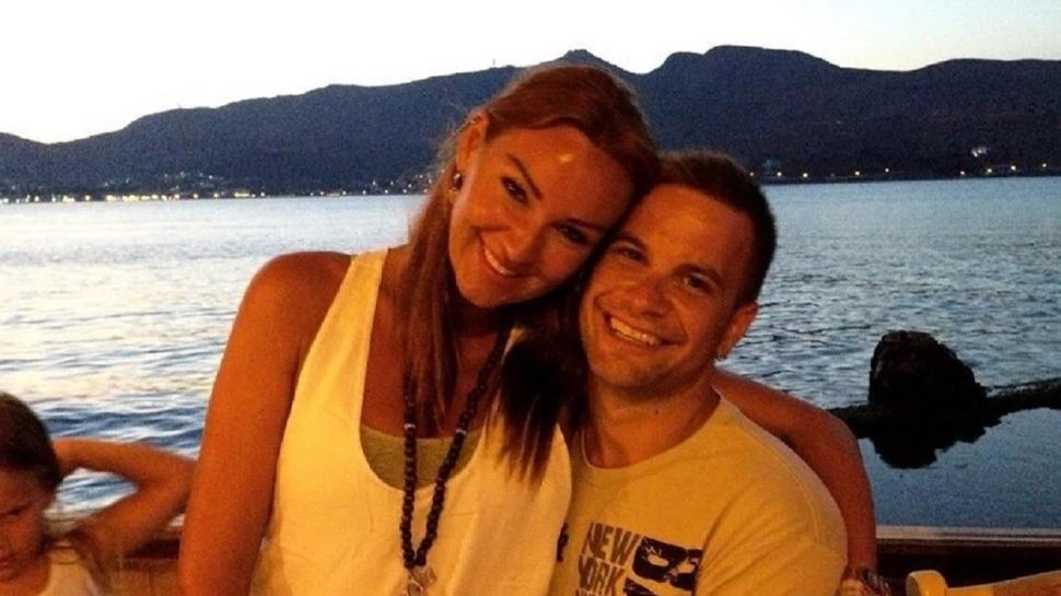 Eşi ağladı, Pınar Altuğ sakız çiğnedi... Cenazedeki o görüntü tepki topladı!