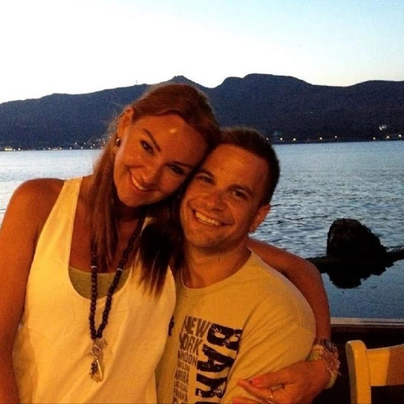 E�i a�larken sak�z �i�nedi... O g�r�nt� tepki toplad�!