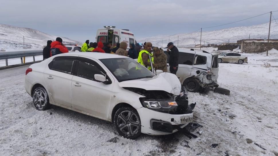 Iğdır'da buzlanma kaza getirdi... 4 araç birbirine girdi
