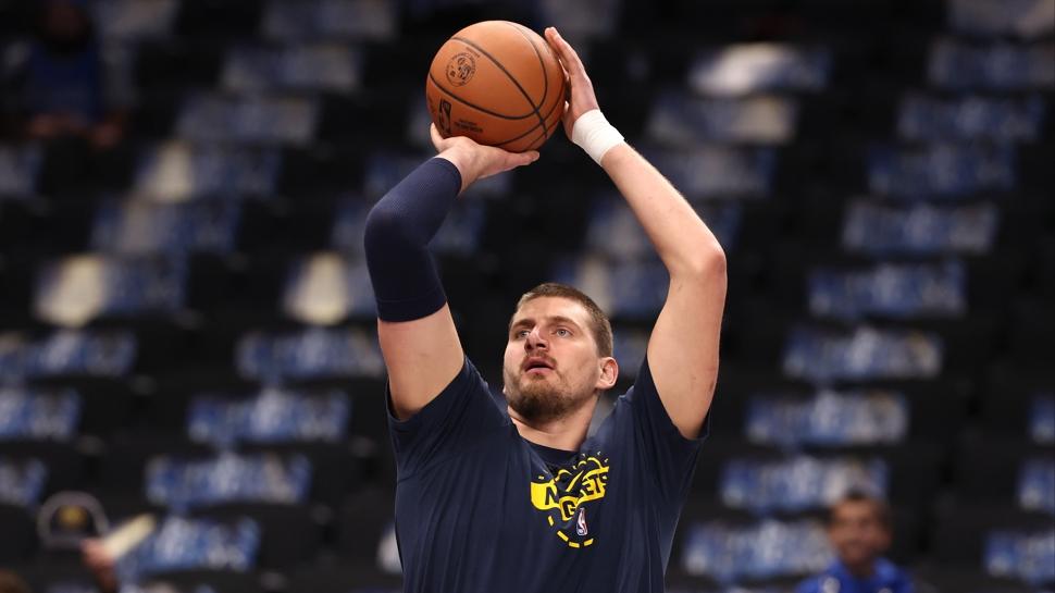 Nikola Jokic, 1 ay parkelerden uzak kalacak