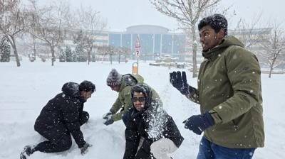 Afrikal� ��renciler karla ilk kez Bing�l'de tan��t�!