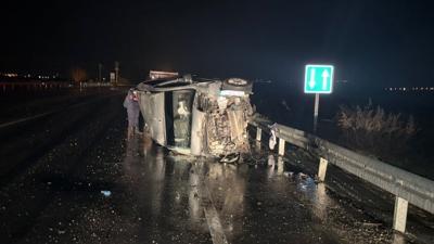 Ayd�n'da seyir halindeki ara� devrildi: 3 ki�i yaraland�