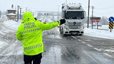 Bolu Da�� kar ya�� nedeniyle a��r tonajl� ara�lar�n ula��m�na kapat�ld�