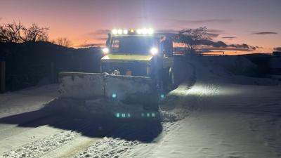 Elaz��-Diyarbak�r karayolunda etkili kar ya���� trafi�i olumsuz etkiliyor