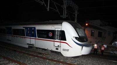 �zmir'de korkun� kaza... Trenin �arpt��� ki�i hayat�n� kaybetti