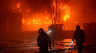 �stanbul'da saatlerdir s�ren fabrika yang�n�