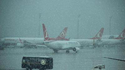 Yo�un kar ula��m� aksatt�... Onlarca u�u� iptal edildi