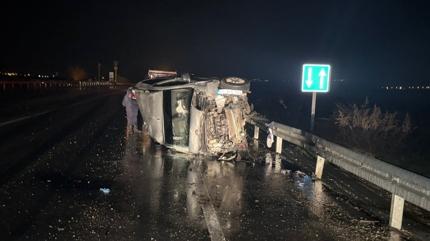 Ayd�n'da seyir halindeki ara� devrildi: 3 ki�i yaraland�