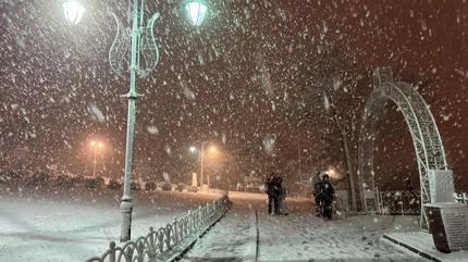 �stanbul'da kar etkisini art�rd�... Y�ksek kesimler beyaza b�r�nd�