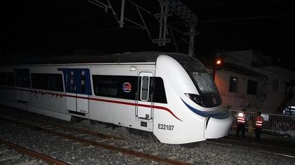 �zmir'de korkun� kaza... Trenin �arpt��� ki�i hayat�n� kaybetti