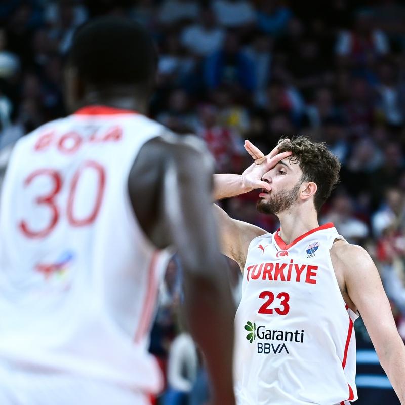 12 Dev Adam'dan g�m�� madalya