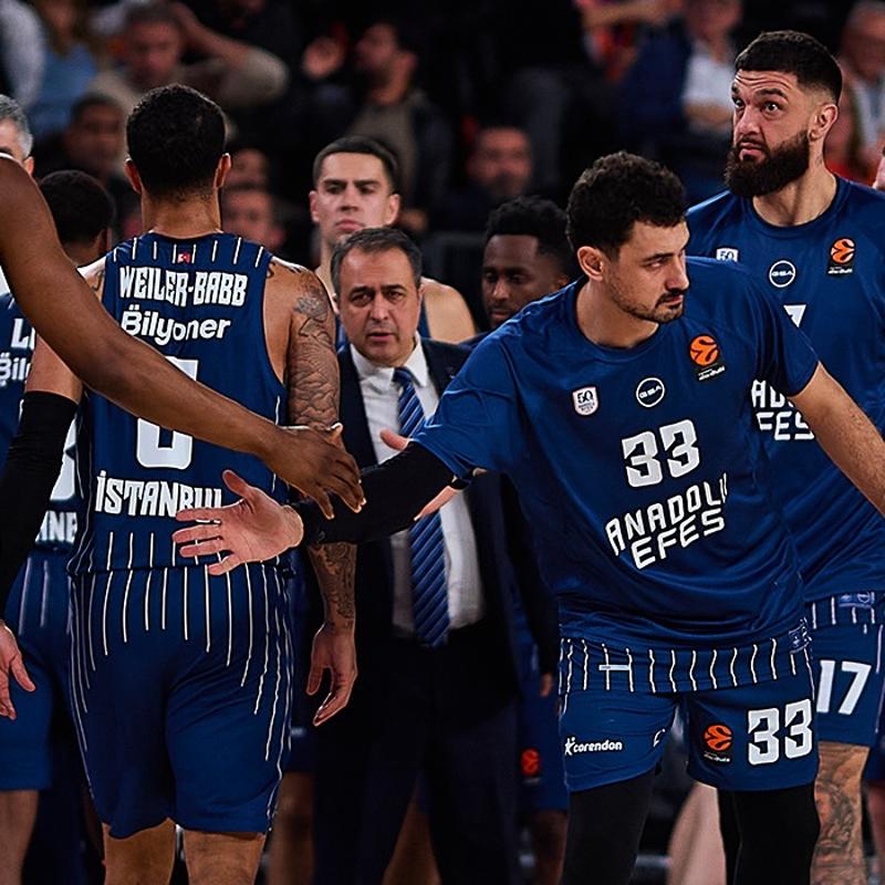 Anadolu Efes, K�z�ly�ld�z kar��s�nda ��k�� ar�yor