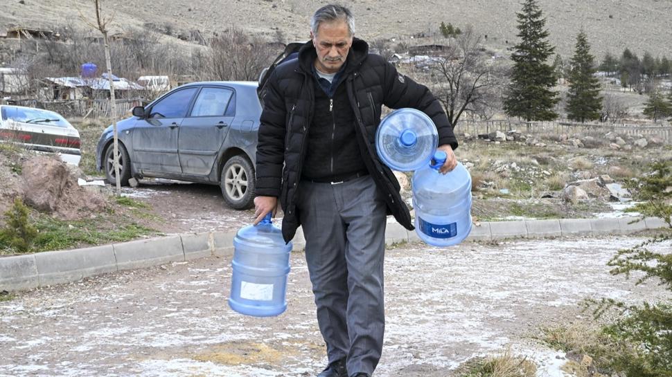 Başkentte halk canından bezdi: Bidonlarla su taşıyorlar