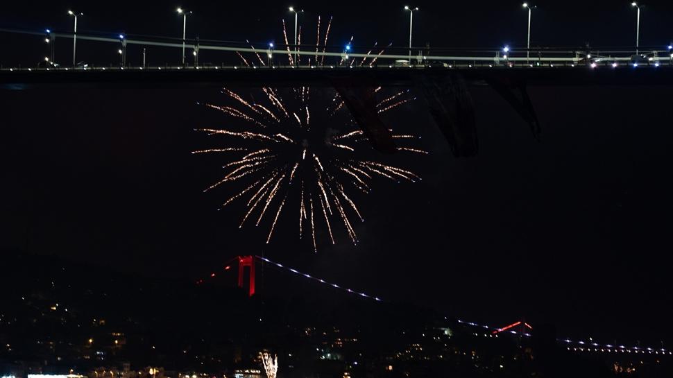 İstanbul'da hareketli gece... Yeni yıl kutlamalarla karşılandı