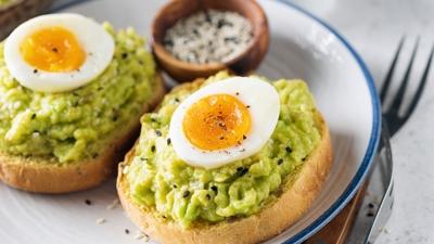 Hem doyuruyor hem g�zelle�tiriyor: Yumurtal� avokado ezmesi tarifi