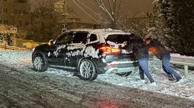 �stanbul'a y�l�n ilk kar� ya�d�! S�r�c�ler zor anlar ya�ad�