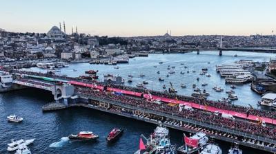 �stanbul'dan insanl��a mesaj: B�t�n d�nya uykusundayken T�rk milleti Gazze i�in ayakta